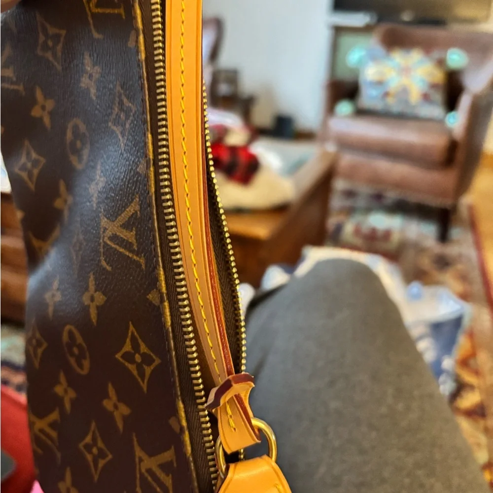 Brand new LV pochette monogram purse - Picture 3 of 10